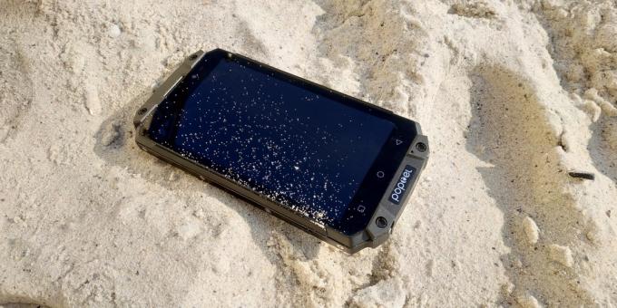 Beskyttet smarttelefon Poptel P9000 Max: På stranden
