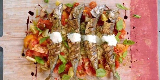 Hvordan lage en middag i all hast: Grillet makrell med tomat og quinoa mix