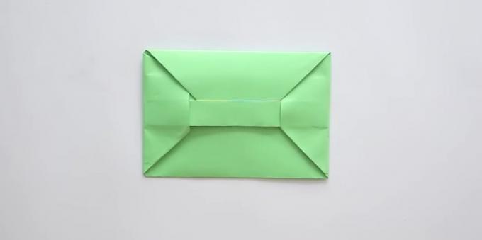 Hvordan å lage konvolutten med klaffen og en rektangulær spenne på området uten lim origami