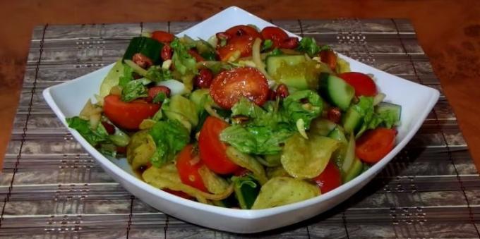 Vegetabilsk salat med chips, peanøtter og soyasaus
