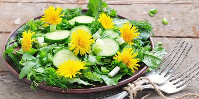 Løvetannssalat med agurk, frø og honning sennepsdressing