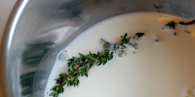 Hvordan lage potetmos: Legg urtene i melk