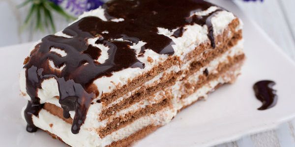 Cake bakverk med pisket krem ​​og sjokoladeglasur