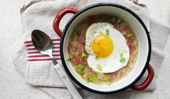 Havregrøt med bacon, egg og ost