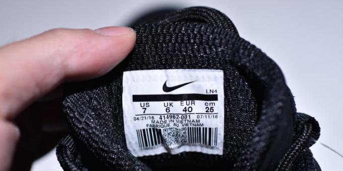 Originale og falske joggesko Nike: Se etter etiketten indikerer størrelsen på produksjonslandet og koden