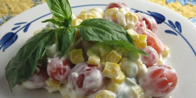 Oppskrifter: Salat med mais, tomater, paprika og parmesan dressing
