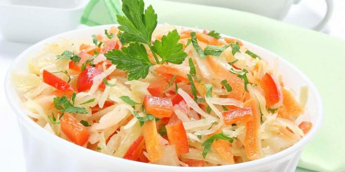 Salat med surkål, gulrøtter og paprika