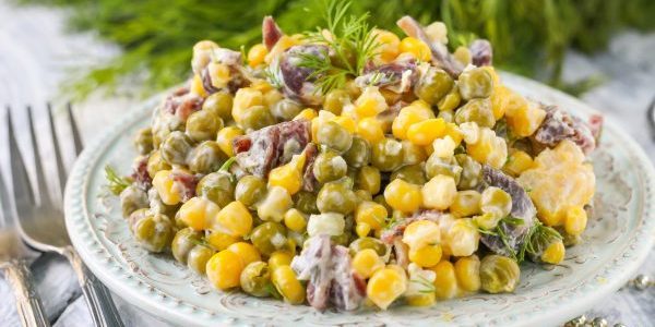 Salat med hermetisert erter, mais og pølse
