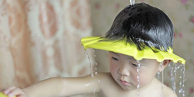 Visor for å vaske håret til barnet