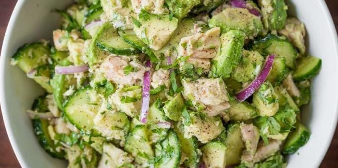 Oppskrifter: Salat med avocado, tunfisk og agurk