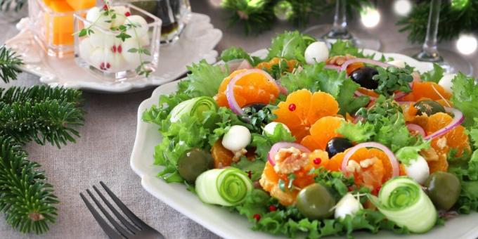 Lett festsalat med mandariner, oliven og ost