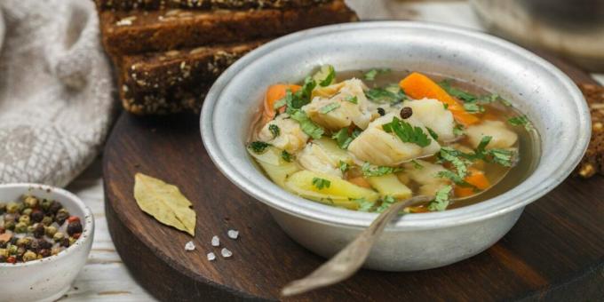 Enkel fiskesuppe med grønnsaker i en slow cooker