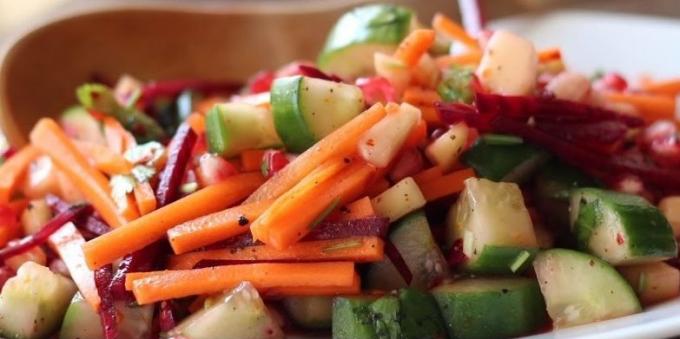 Salat av friske rødbeter med agurk, gulrot, granateple og mango