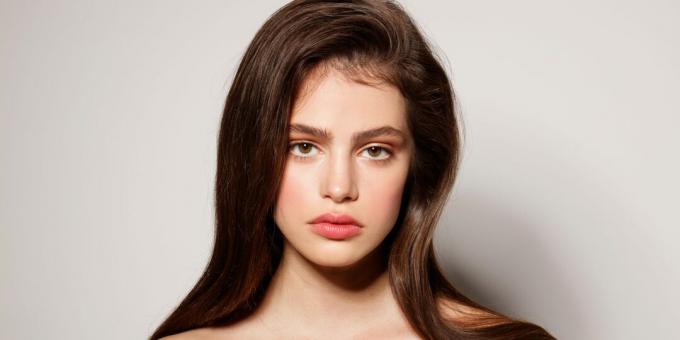 Makeup 2020: naturlige, velstelte øyenbryn