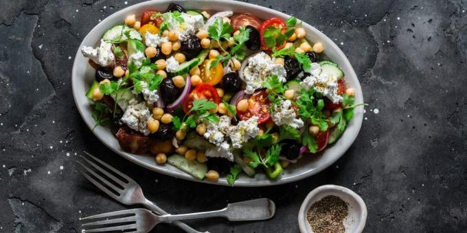 Salat med kikerter, grønnsaker og fetaost