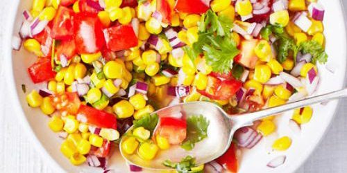 Salat med mais, tomater og lime-honning dressing