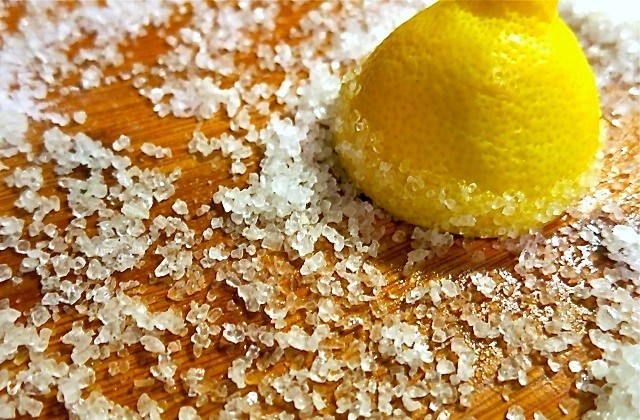 Salt og sitron mot skitt på skjærebrett