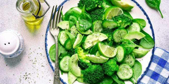 Salat med agurk og brokkoli