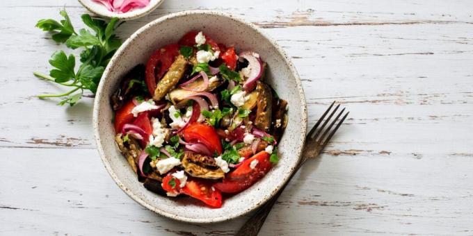 Varm salat med aubergine, tomater og ost