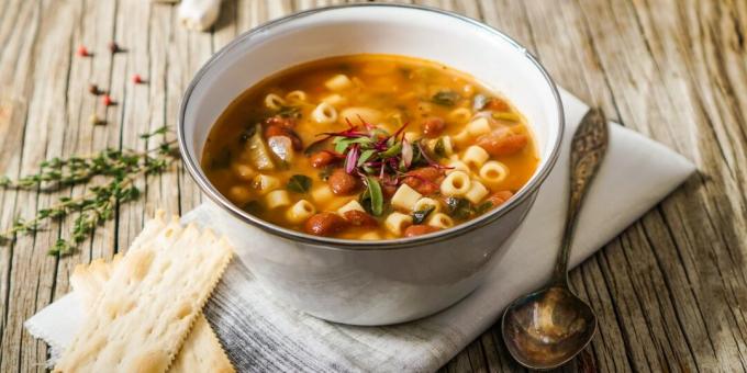 Tomatsuppe med pasta, pølser og bønner