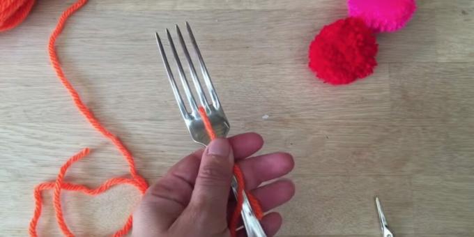 Hvordan lage en pompon: tre en gaffel