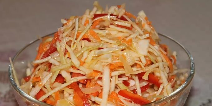 Salater av kål for vinteren: Kål salat med gulrøtter, paprika og løk