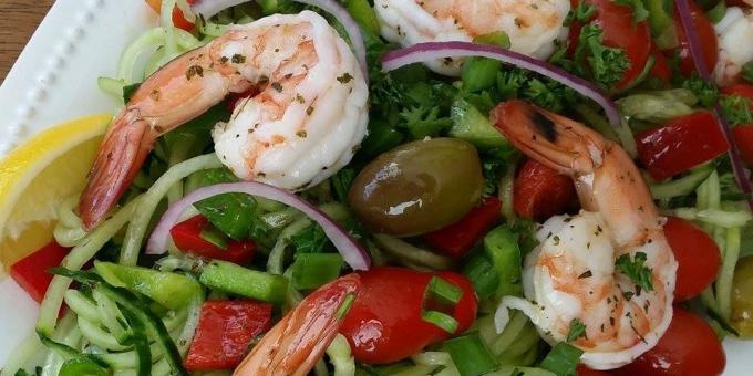 Salat med agurk, reker og oliven