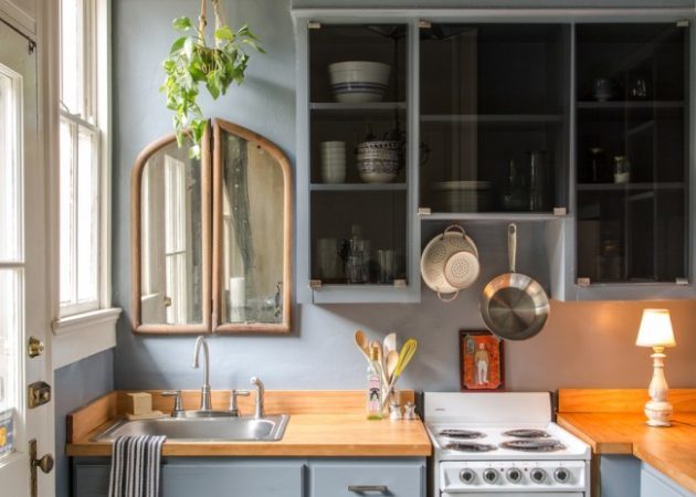Lite kjøkken design: den blanke speil og møbler