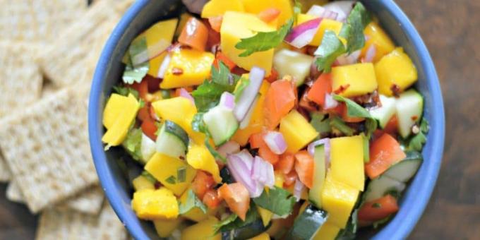 Salsa med mango, agurk, paprika og honning