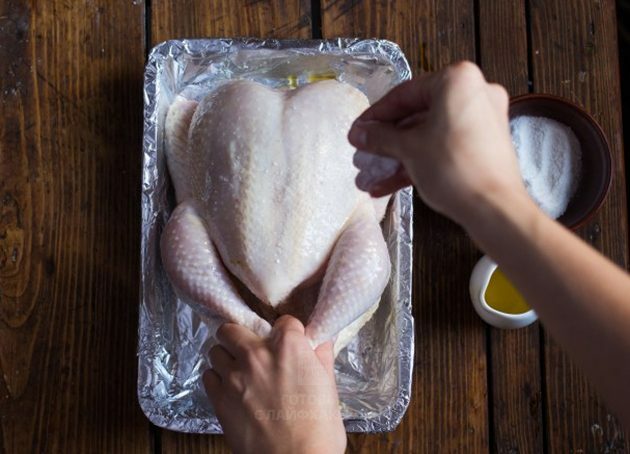 Stekeovn med sitron: Gni kyllingen med olivenolje og salt