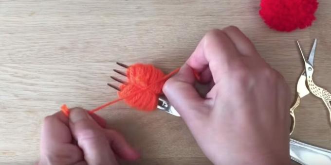 Hvordan lage en pompon: bind trådene