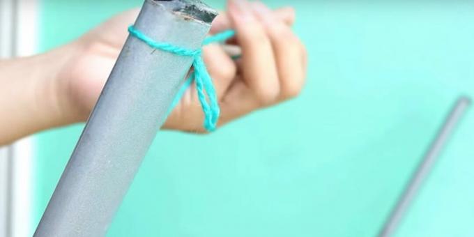 DIY pompon: knytt trådene til stolen