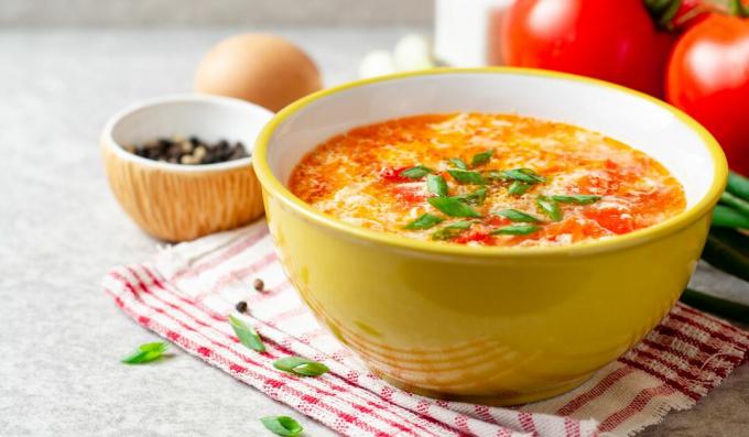 Lett kyllingsuppe med sammenpisket egg og tomater