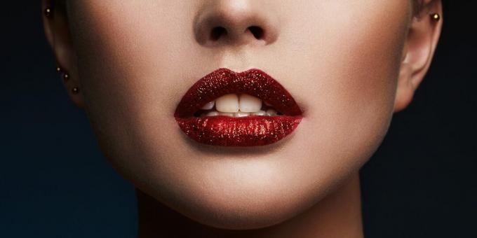 Glitter Lip Makeup: Bruk leppestift med en klebrig finish