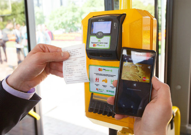 Betaling smarttelefon med NFC Praktisk betaling med plastkort med NFC