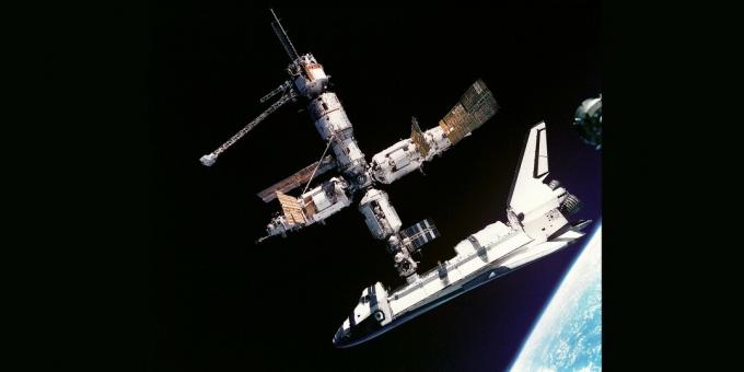 Orbital stasjon "Mir" med forankret amerikansk shuttle "Atlantis", juli 1995