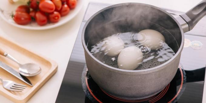Hvordan og hvor mye du skal koke myke egg på komfyren