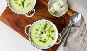 Brokkoli og courgette suppe med blåmuggost