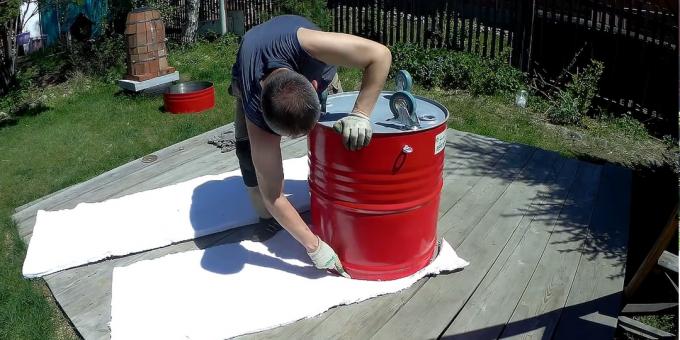 Hvordan lage en tandoor med egne hender: Plasser en omvendt fat på en kerablunket og skjær to sirkler langs den