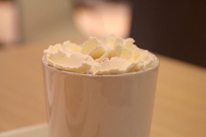 varme drikker: hvit varm sjokolade med gresskar