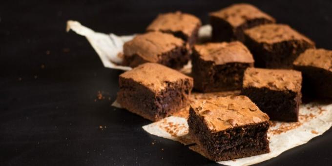 Kake med mørk sjokolade i en bolle