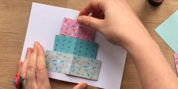 En remse av farget papir, tre lag av den fremtidige størrelsen av kaken