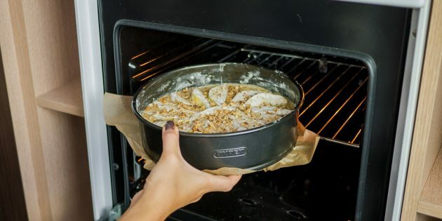 Pai med pærer og valnøtter: bake i en ovn forvarmet til 180 ° C i 25 til 50 minutter