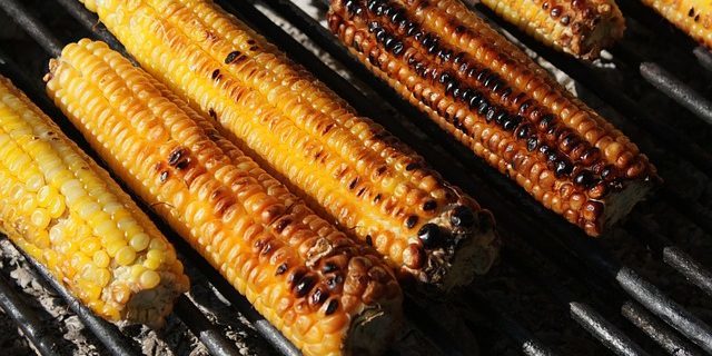 Oppskrifter på grillen: Corn og smør med urter