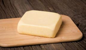 Hjemmelaget ost laget av cottage cheese og melk