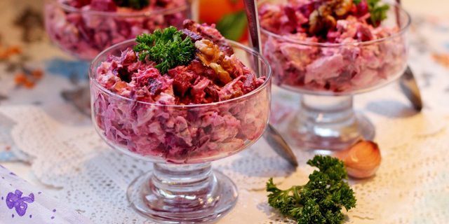 Salat bakte rødbeter med kylling, nøtter og hvitløk