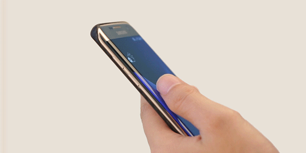 Awkward kontroll smarttelefonen med en buet skjerm