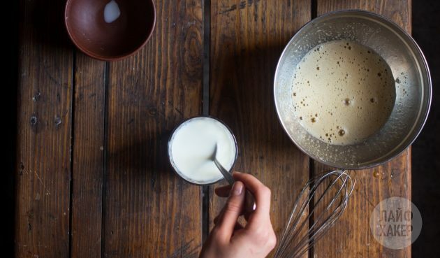 Slik lager du en rask kake med kirsebær på kefir: tilsett kefir i eggemassen og visp igjen