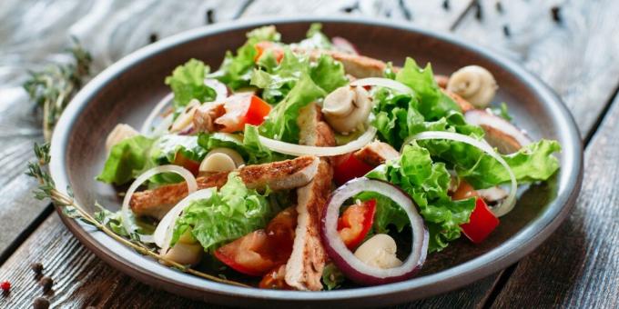 Salat med kylling og marinerte champignoner