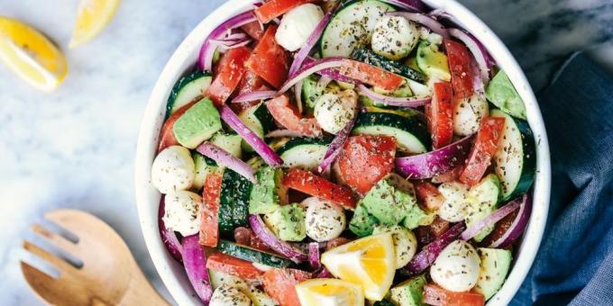 Salat med agurk, avokado og mozzarella